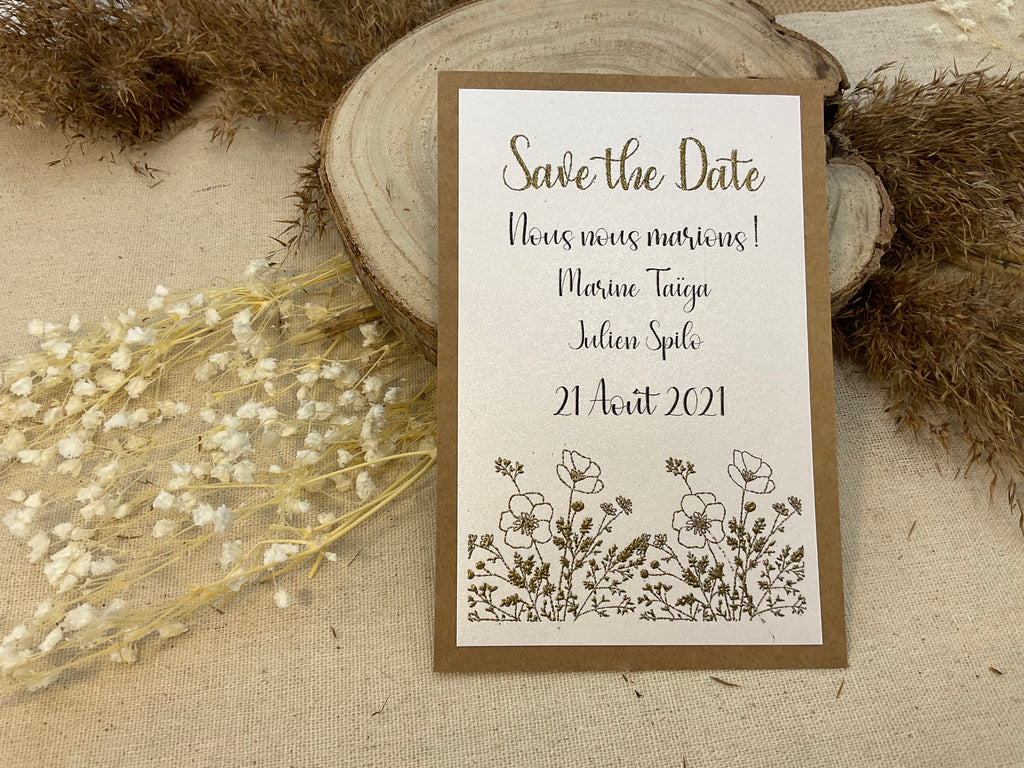 Invitation de mariage type save the date, pour un theme de mariage champêtre et chic. aux couleurs naturelles grace à son papier kraft et ses détails dorés