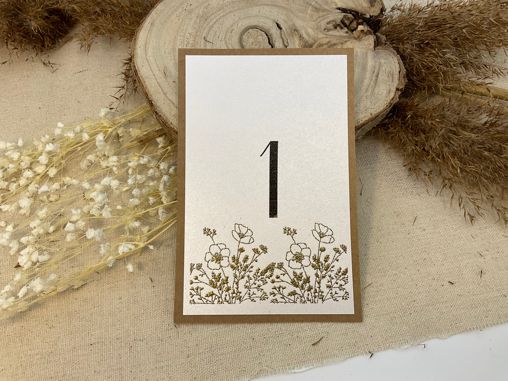 Numéro de table en papier kraft pour une décoration de mariage champêtre et chic